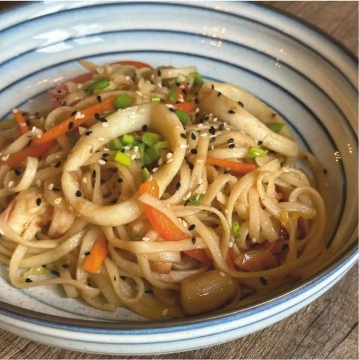 Удон с морепродуктами и гребешком