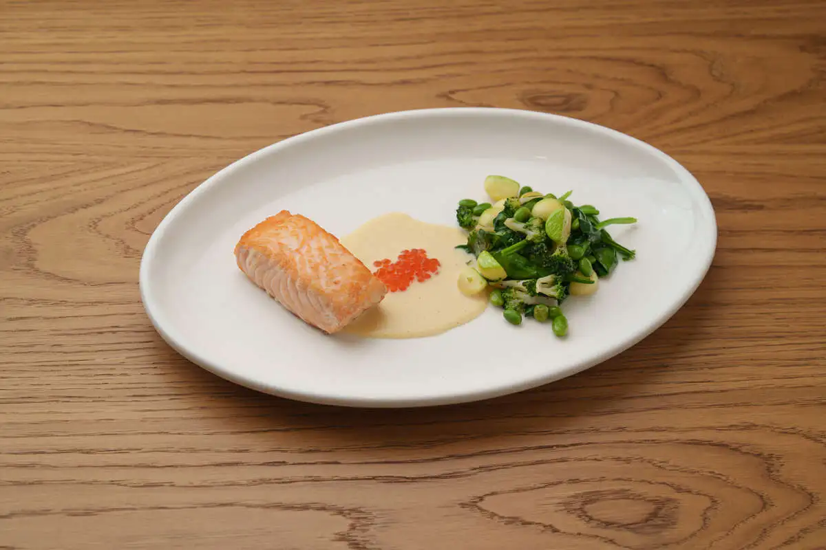 Лосось с зелеными овощами, голландским унаги и икрой