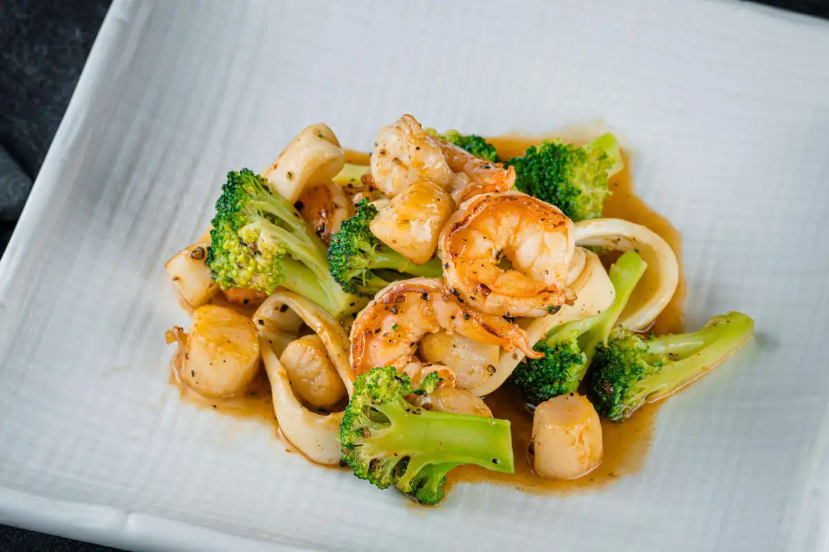 Морепродукты с брокколи