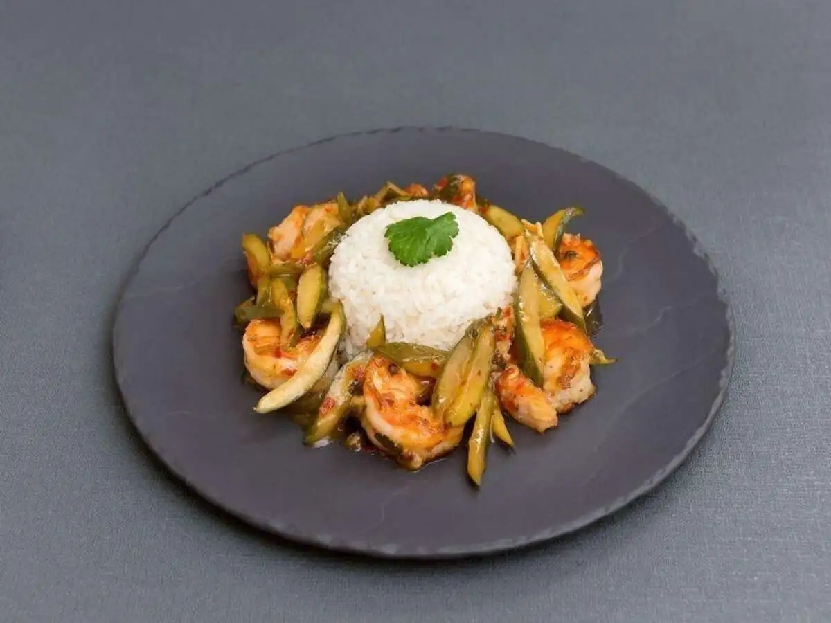 Жареные креветки с огурцом