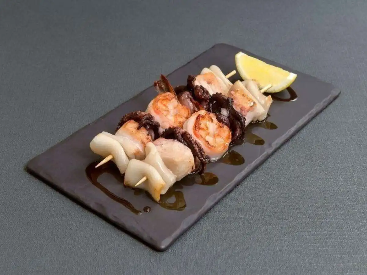 Морепродукты на шпажках