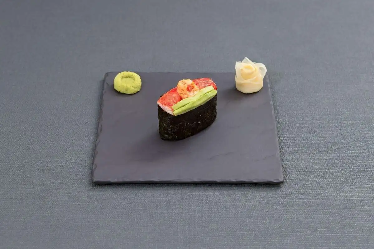 Гункан Кани с острым соусом и авокадо