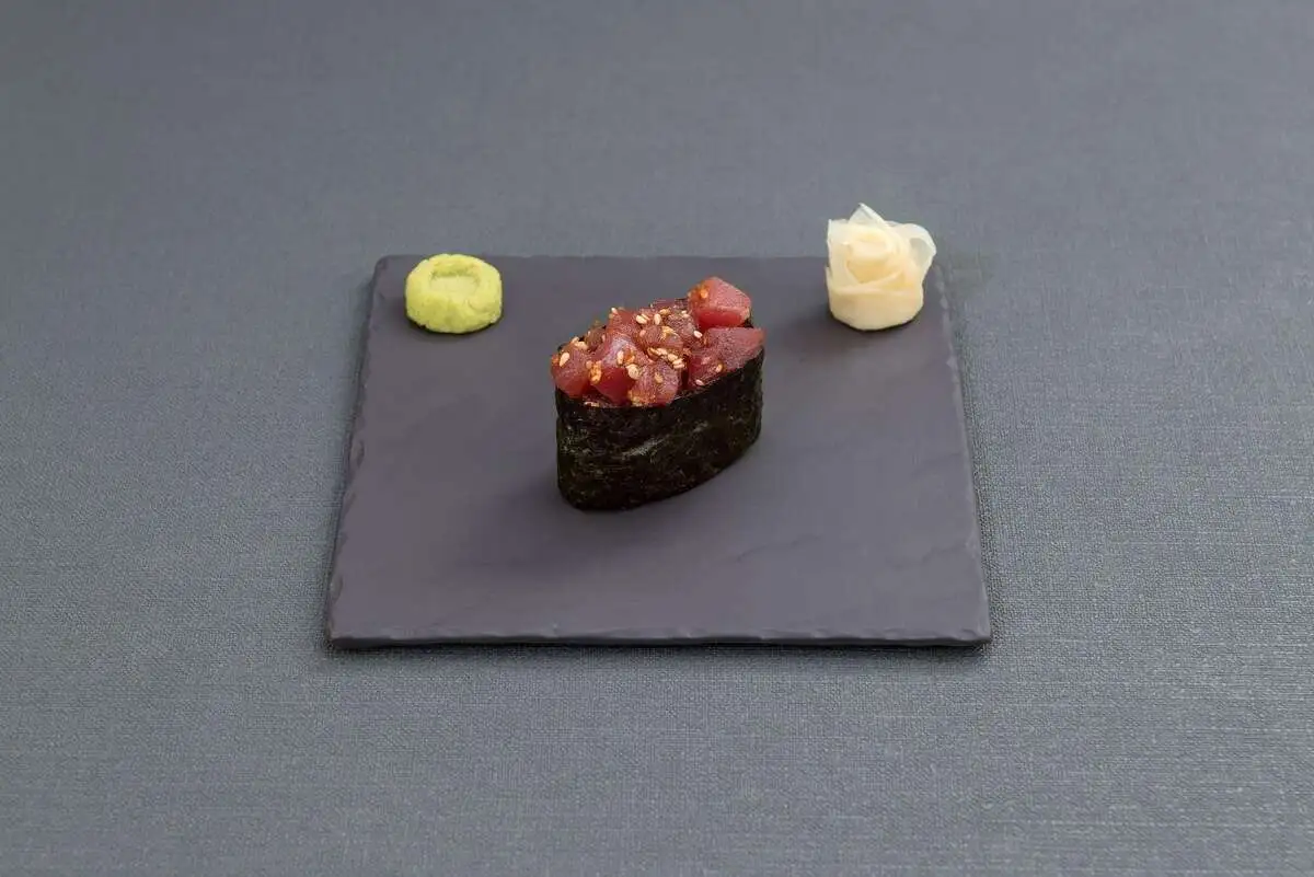 Гункан Магуро с кунжутом