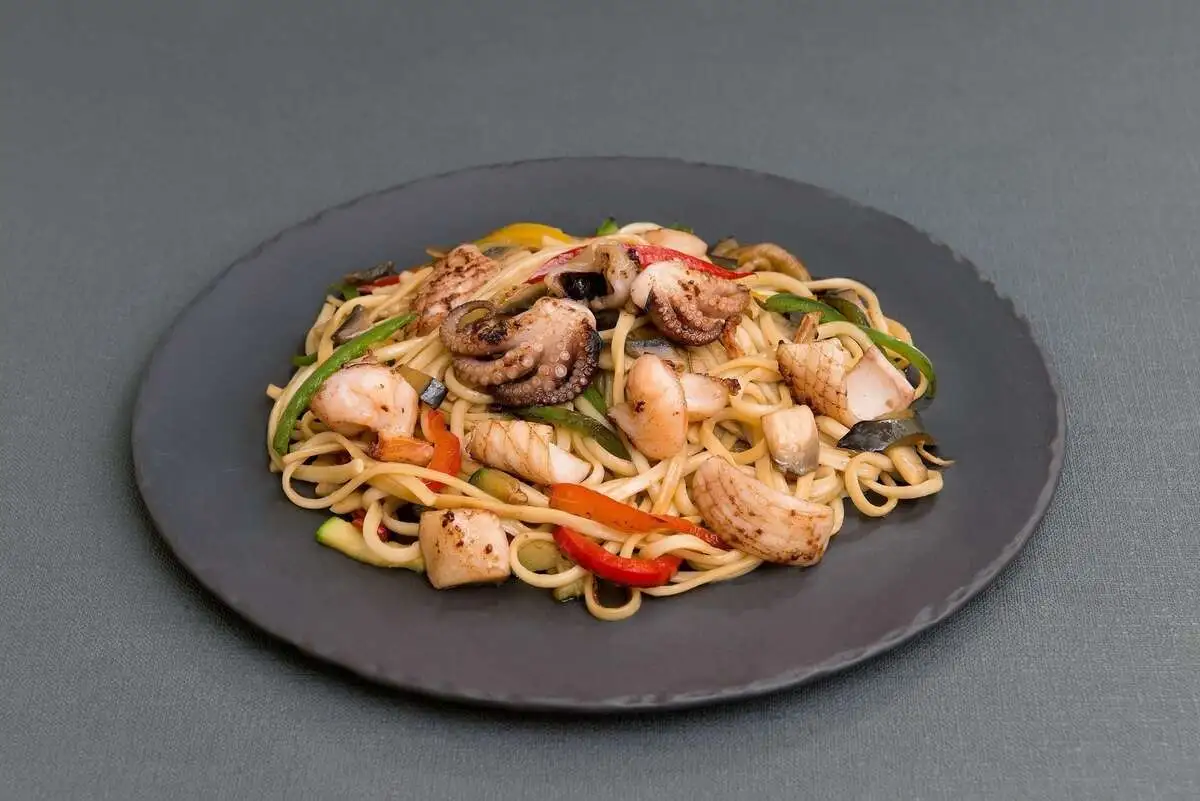 Жареная лапша Яки соба с морепродуктами и овощами