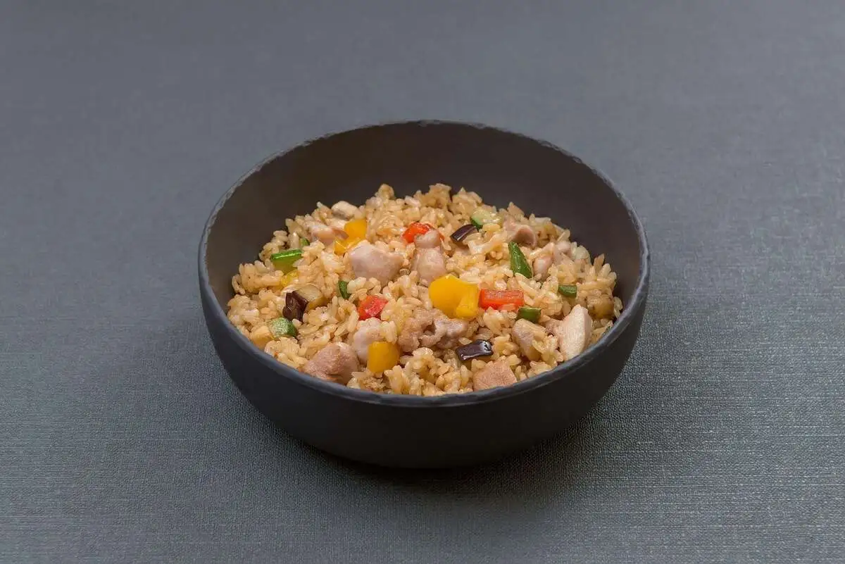 Жареный рис с курицей и овощами