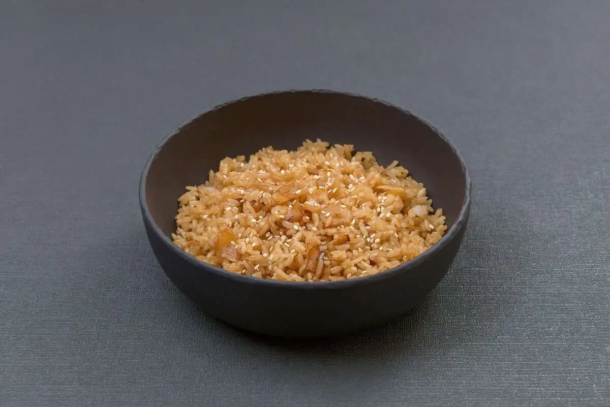 Жареный рис с чесноком