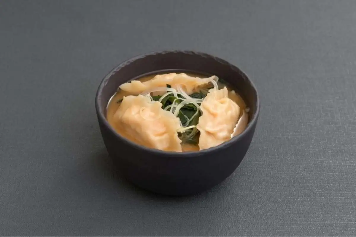 Гёдза с креветкой вареные в мисо-супе