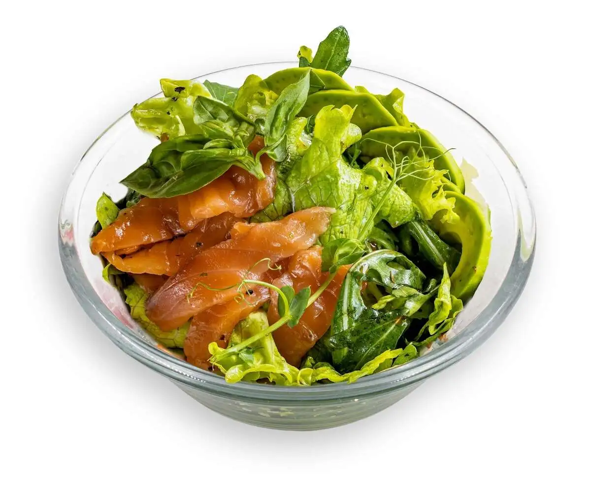 Зеленый салат с лососем и авокадо