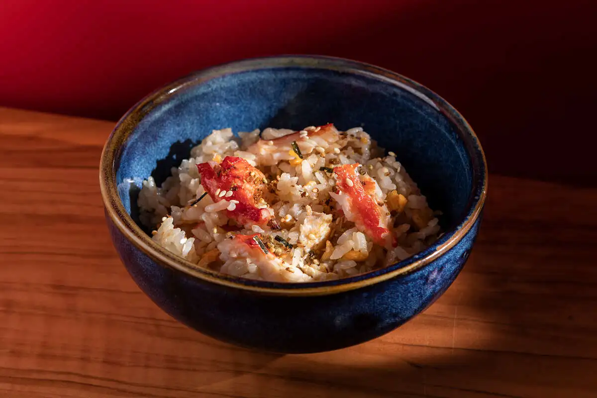 Жареный рис с крабом и яйцом