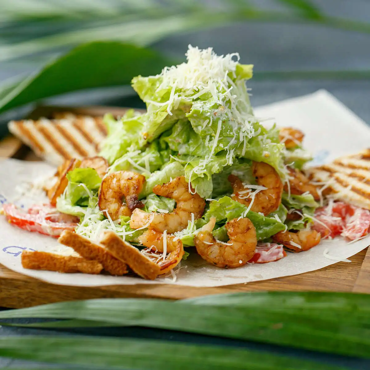 Салат Цезарь с креветками