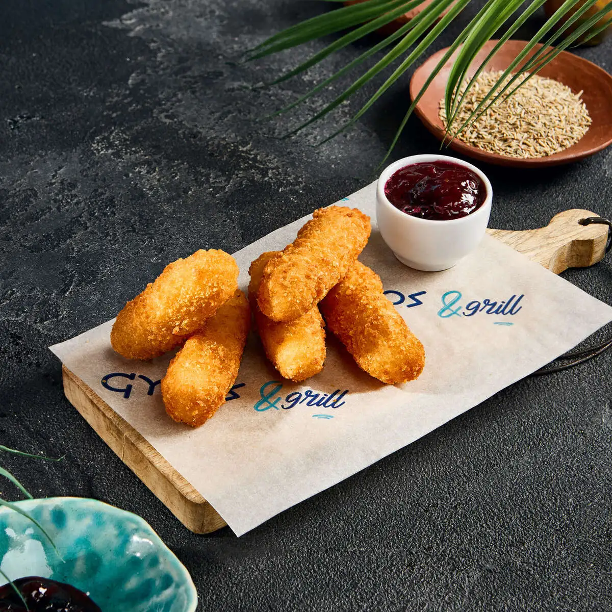 Сырные палочки с ягодным соусом