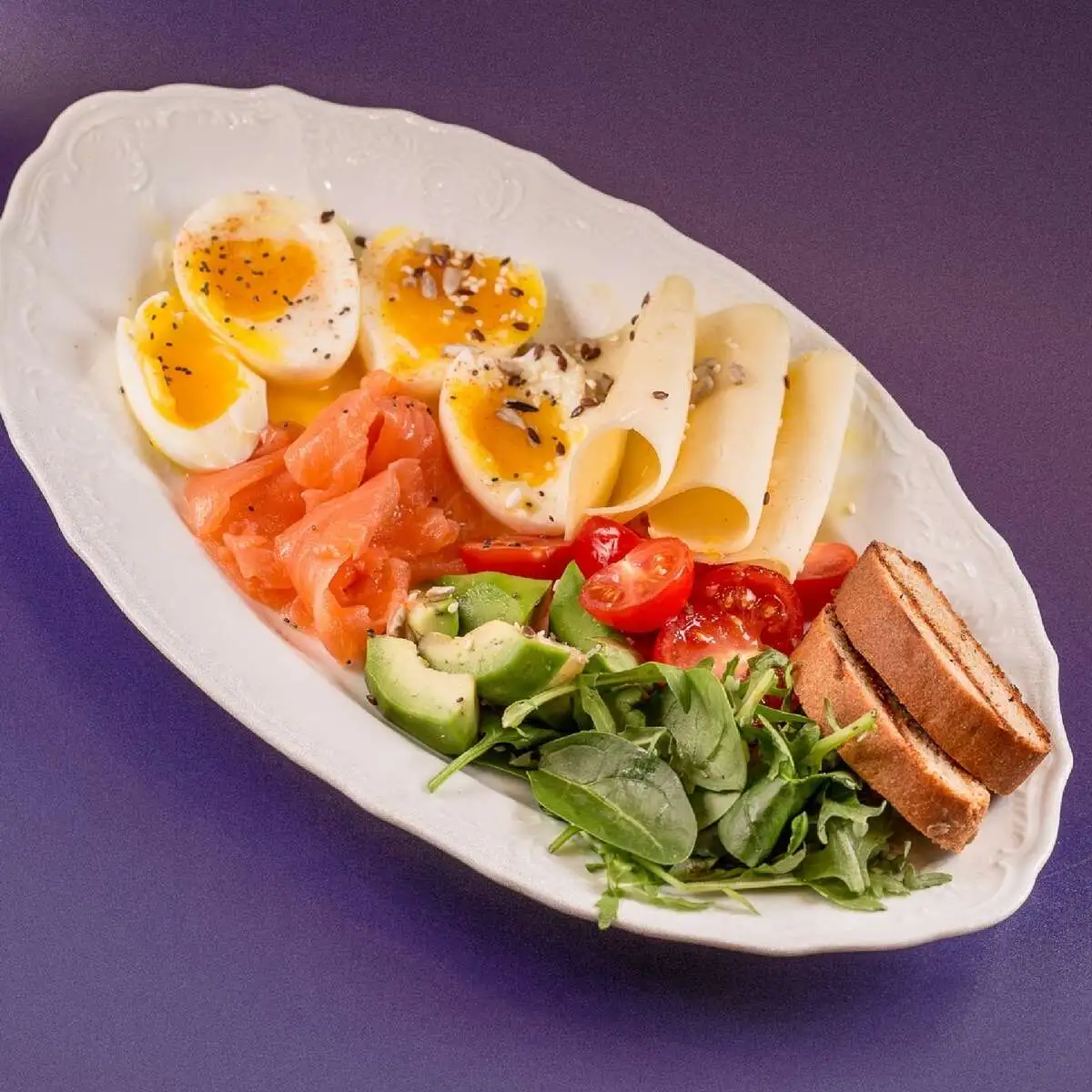 Роял завтрак с лососем и авокадо