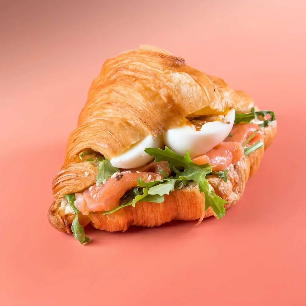 Круассан с лососем