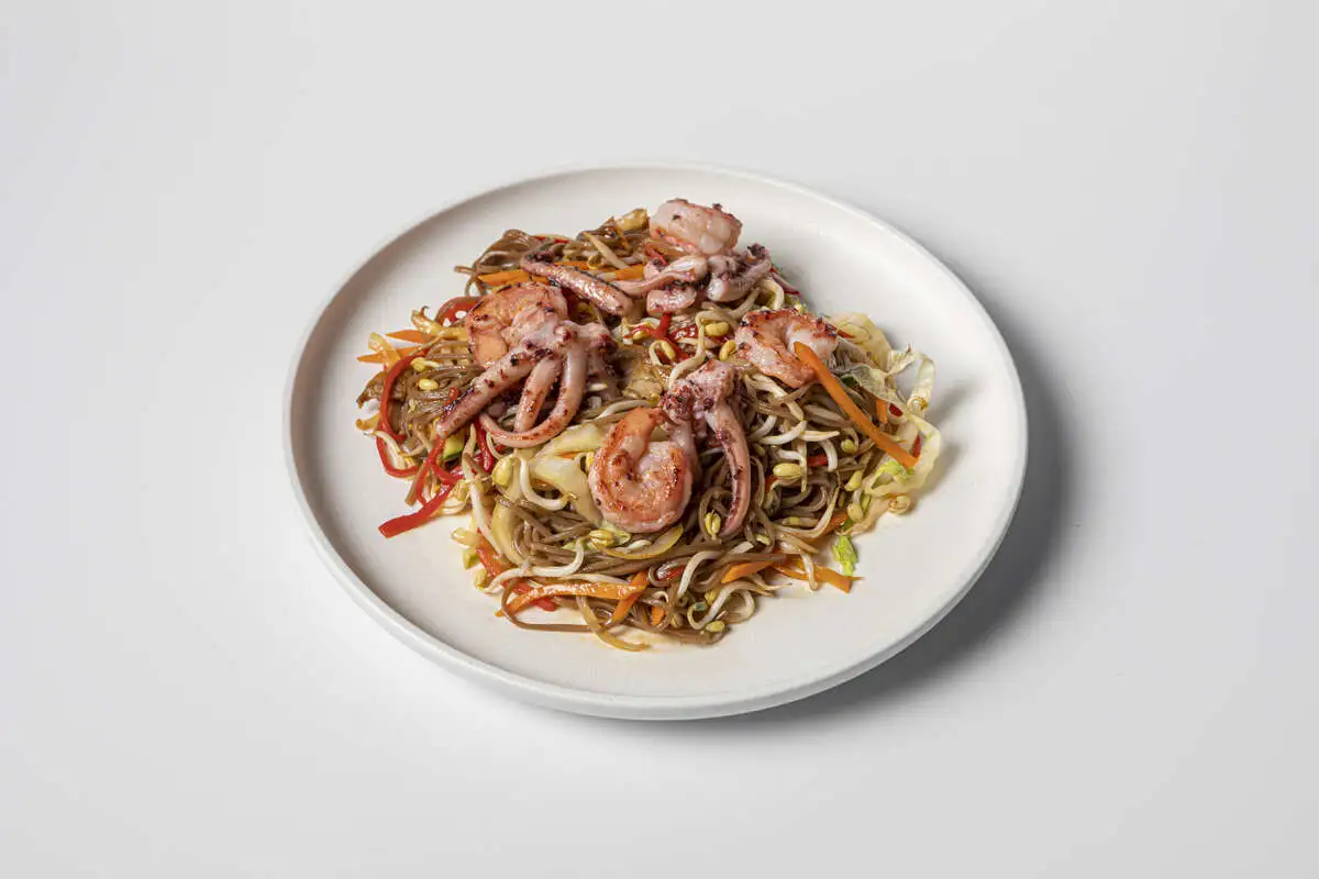 Якисоба с креветками и щупальцами кальмара 