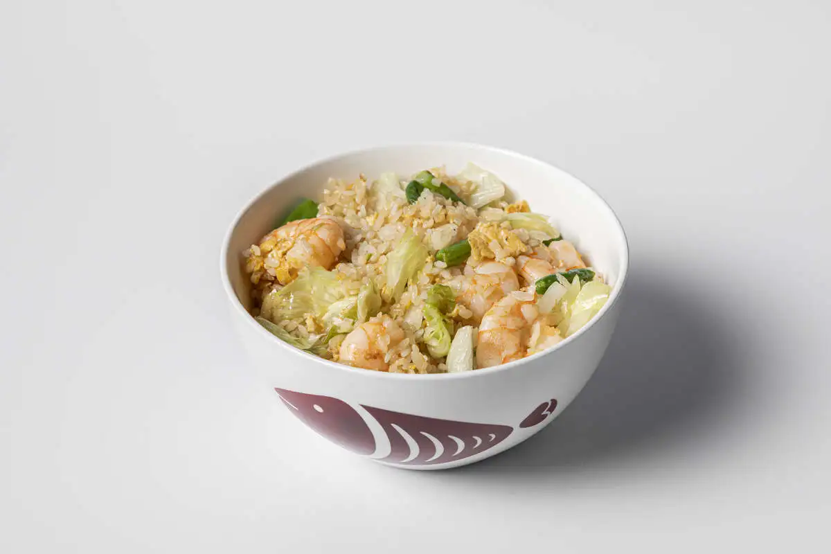 Жареный рис с креветками