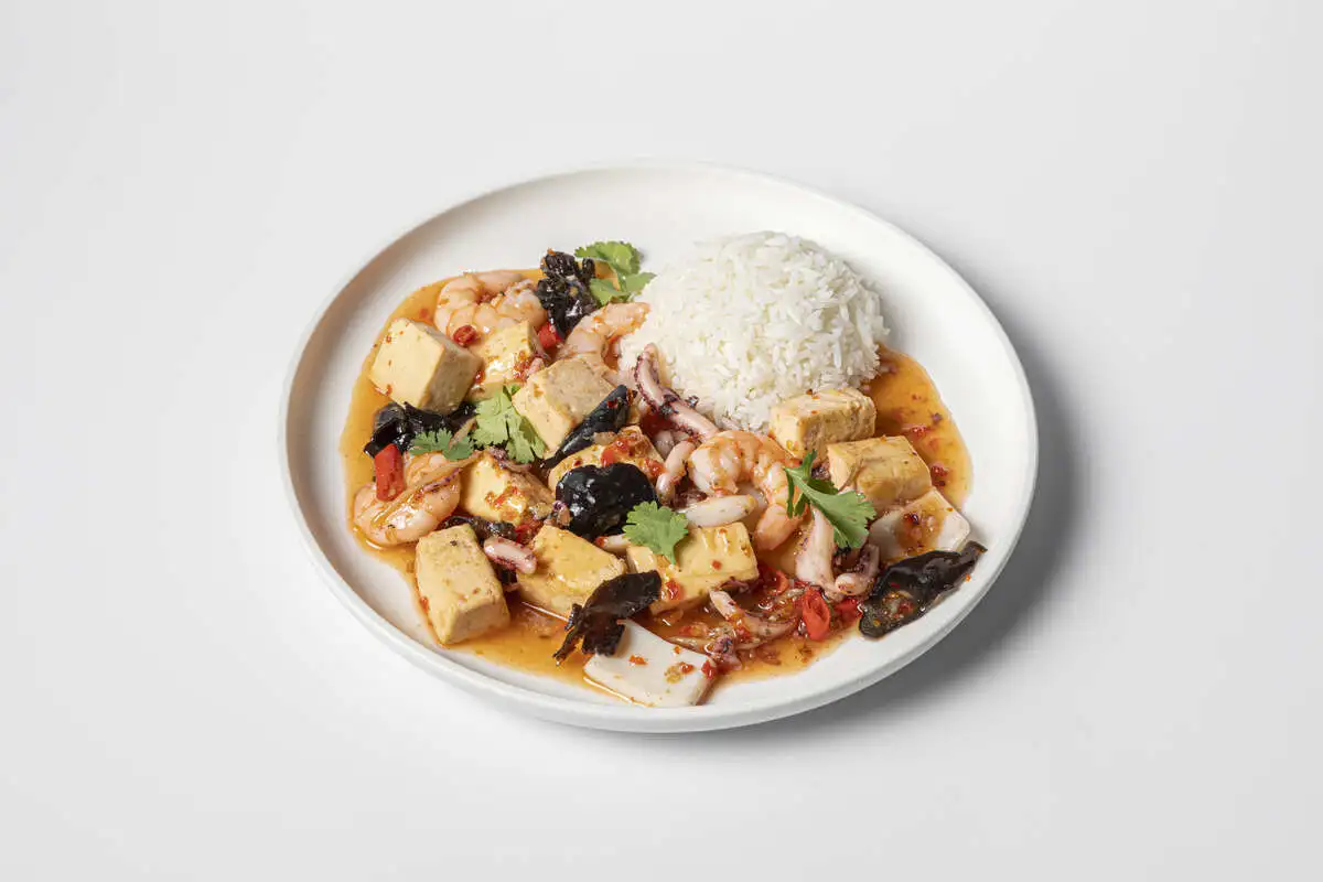 Морепродукты с тофу в остро-пряном соусе