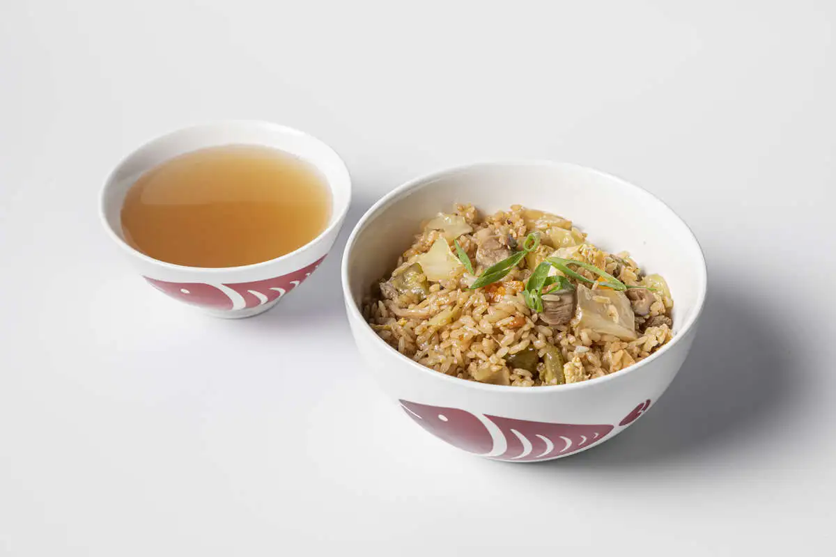 Жареный рис с курицей