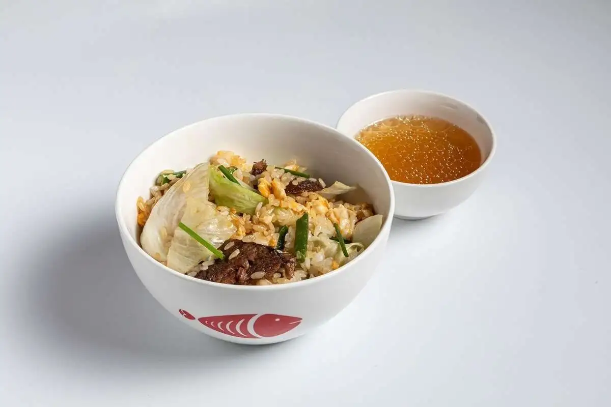 Жареный рис с говядиной в соусе хойсин