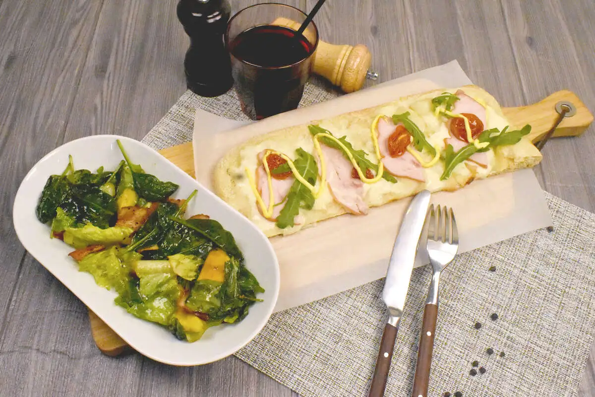 Сет №3 Салат + 1/2 Пиццы + Напиток