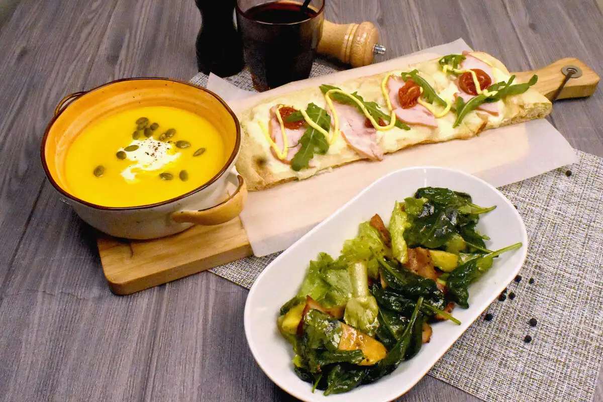 Сет №4 Салат+ Суп + 1/2 Пиццы + Напиток