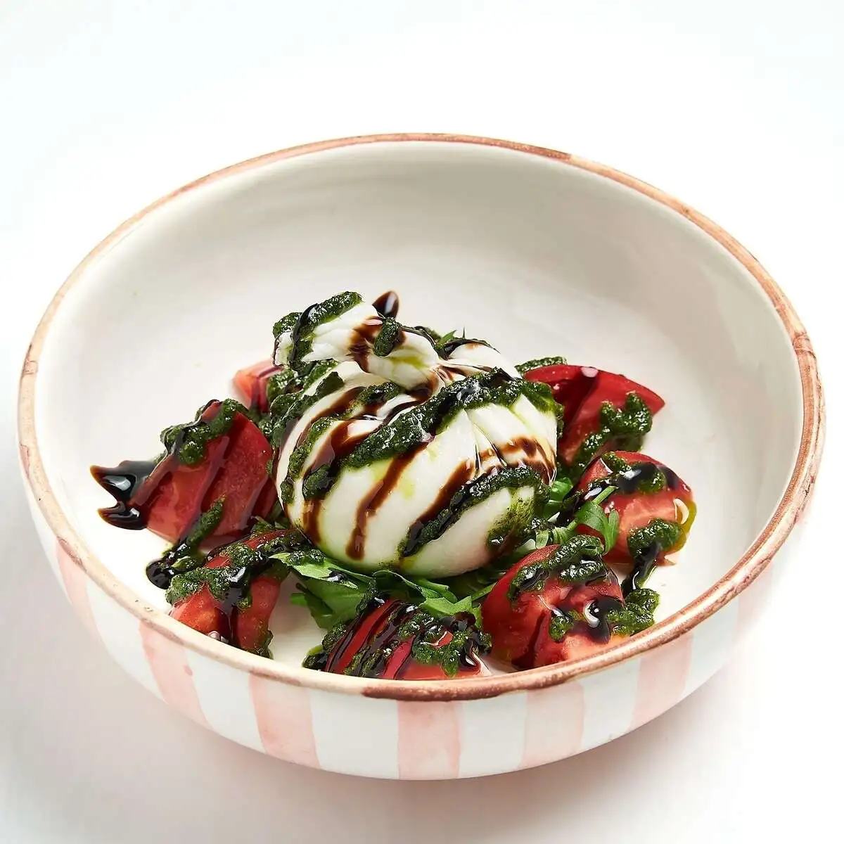 Буррата со свежими томатами