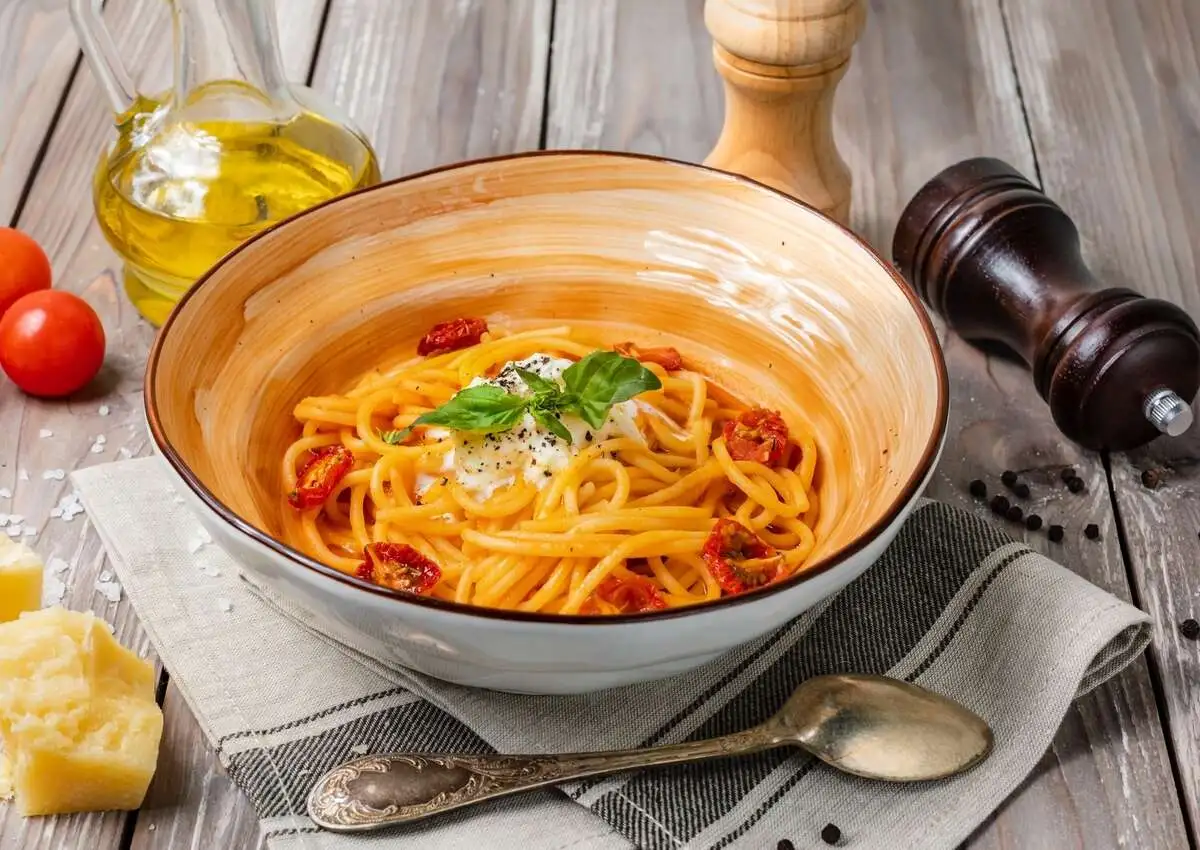 Паста с томатами и страчателлой