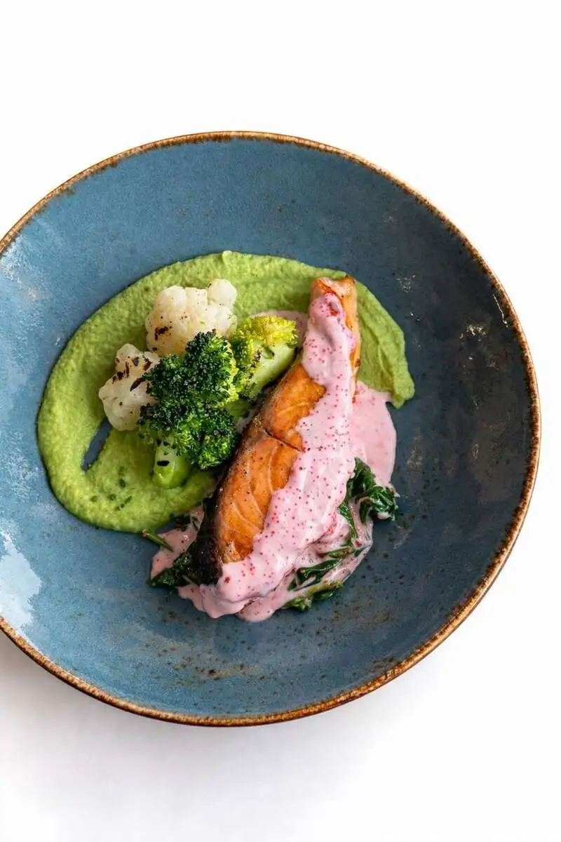 Лосось с пюре брокколи и шпинатом