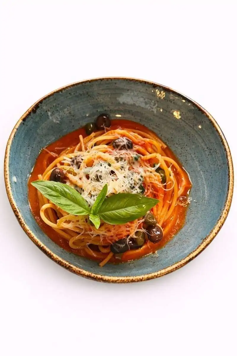 Спагетти с томатами и оливками