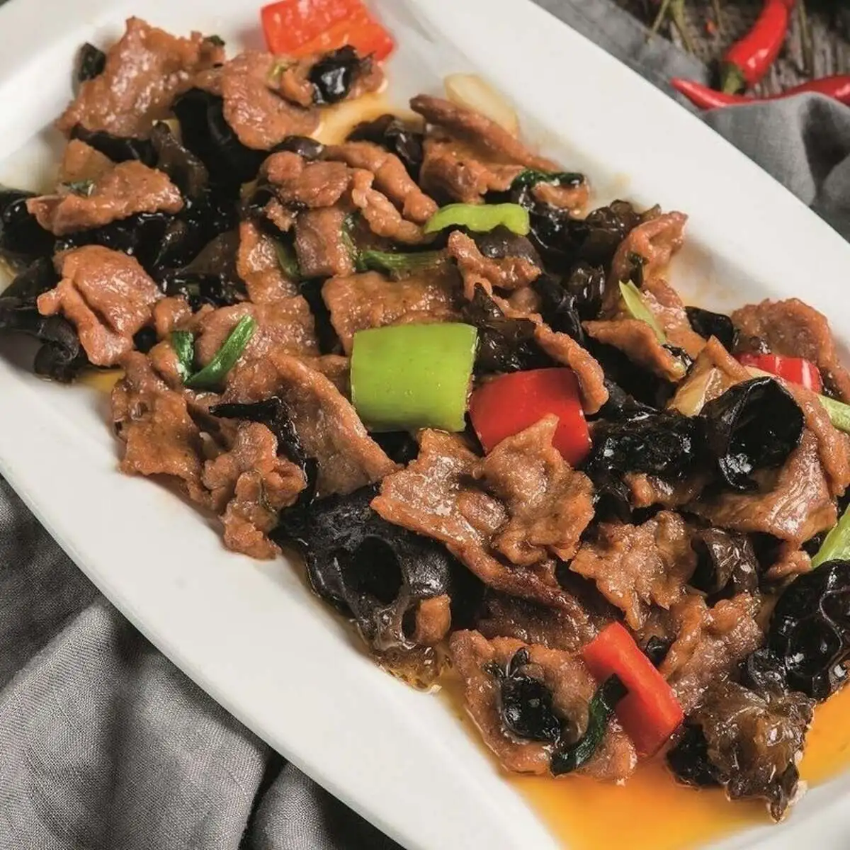 Говядина с древесными грибами в сладко-остром соусе