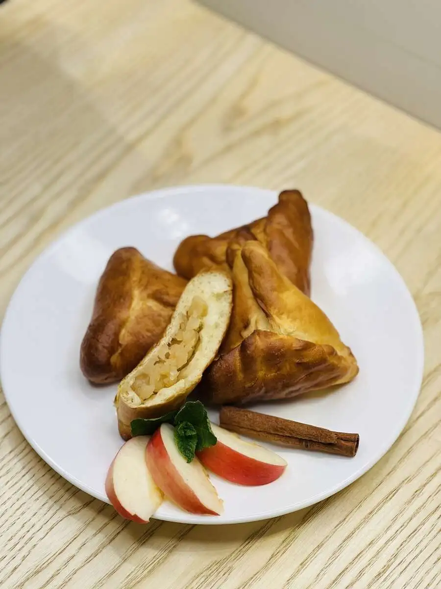 Пирожок с яблоком и корицей печеный