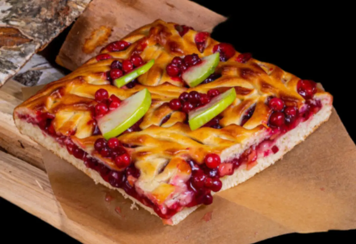 Пирог с яблоками и брусникой