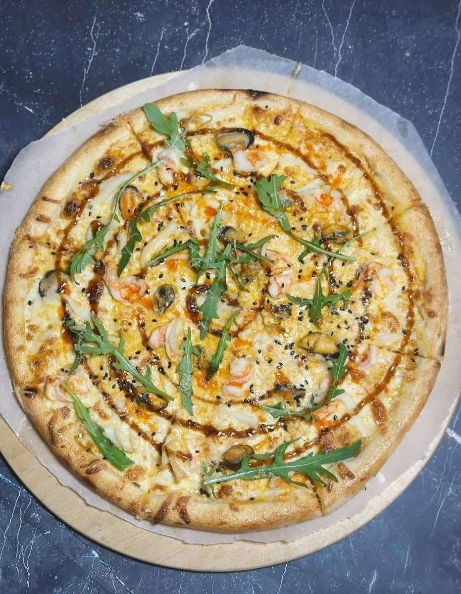 Пицца морепродукты и руккола