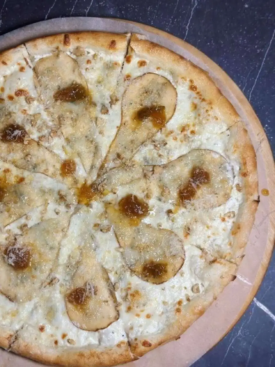 Пицца Груша и Горгонзолла