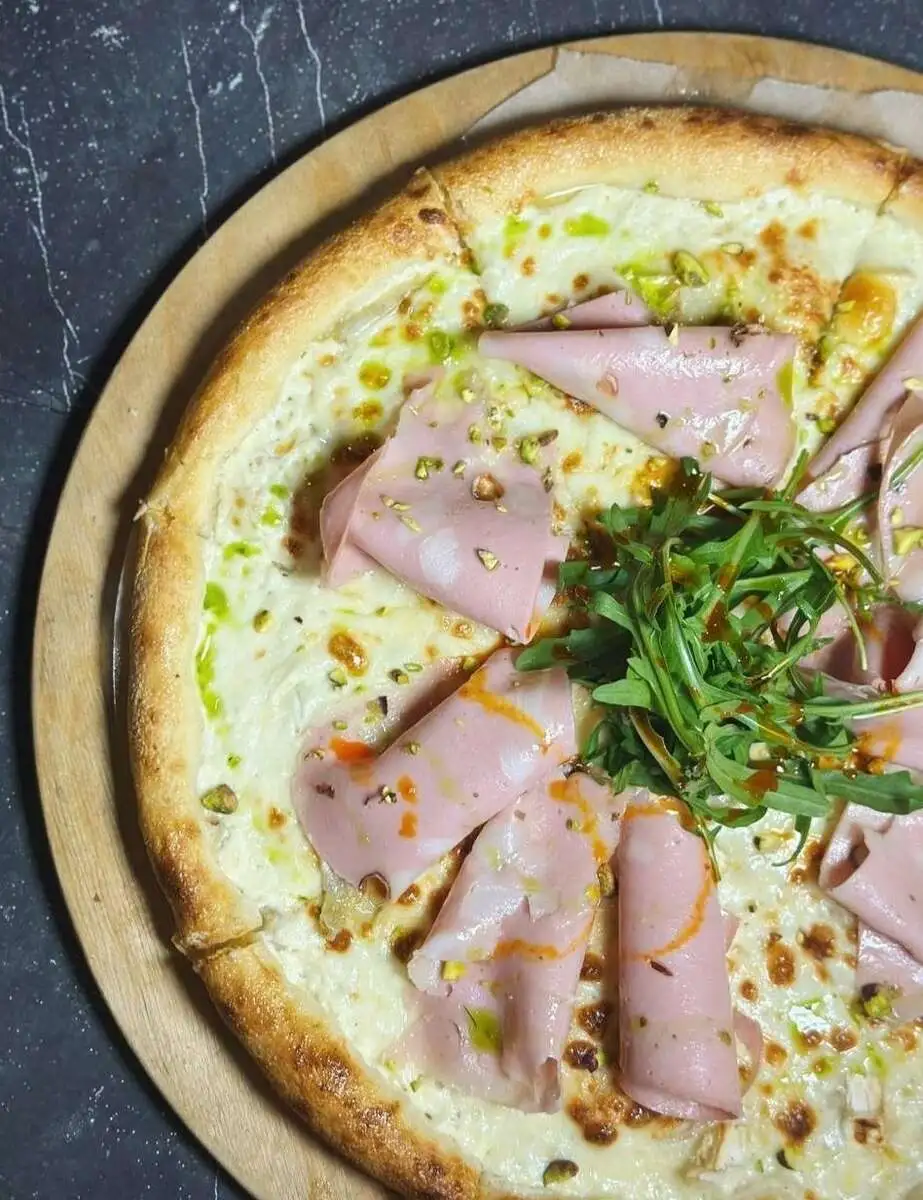 Пицца мортаделла и бри