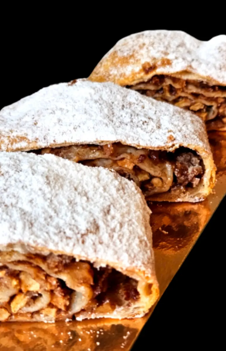 Штрудель с яблоком и корицей