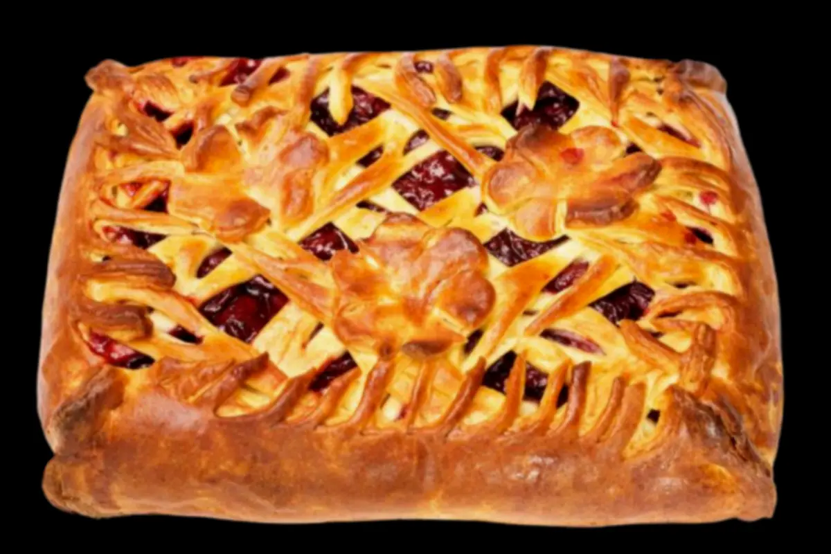 Пирог с клубникой и творожным сыром