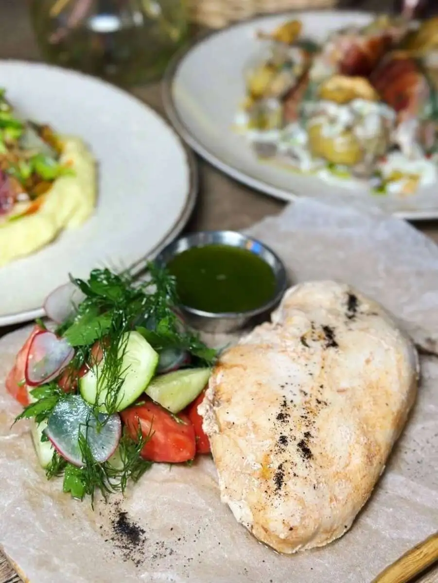 Филе куриной грудки "На пару" c летним салатом и соусом песто!