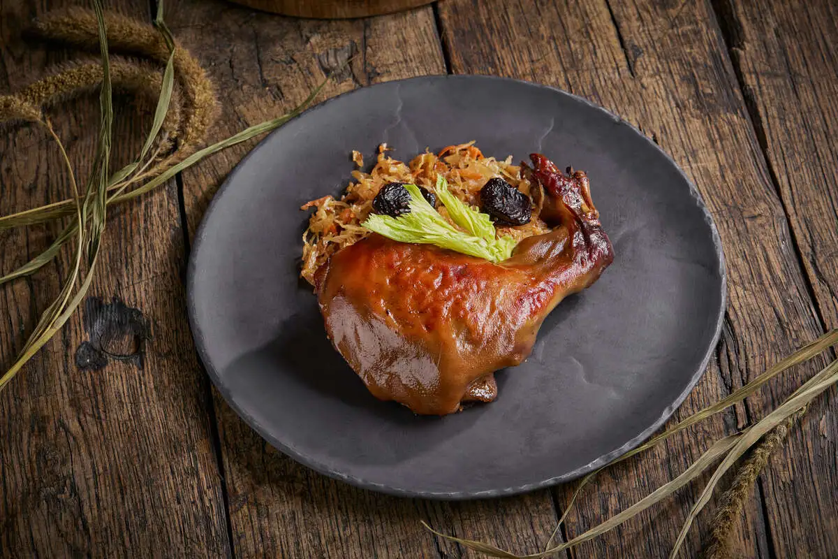 Ножка молочного поросёнка с капустой