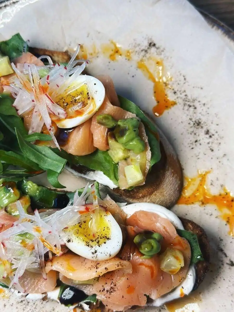 Брускетты с лососем слабой соли и гуакамоле