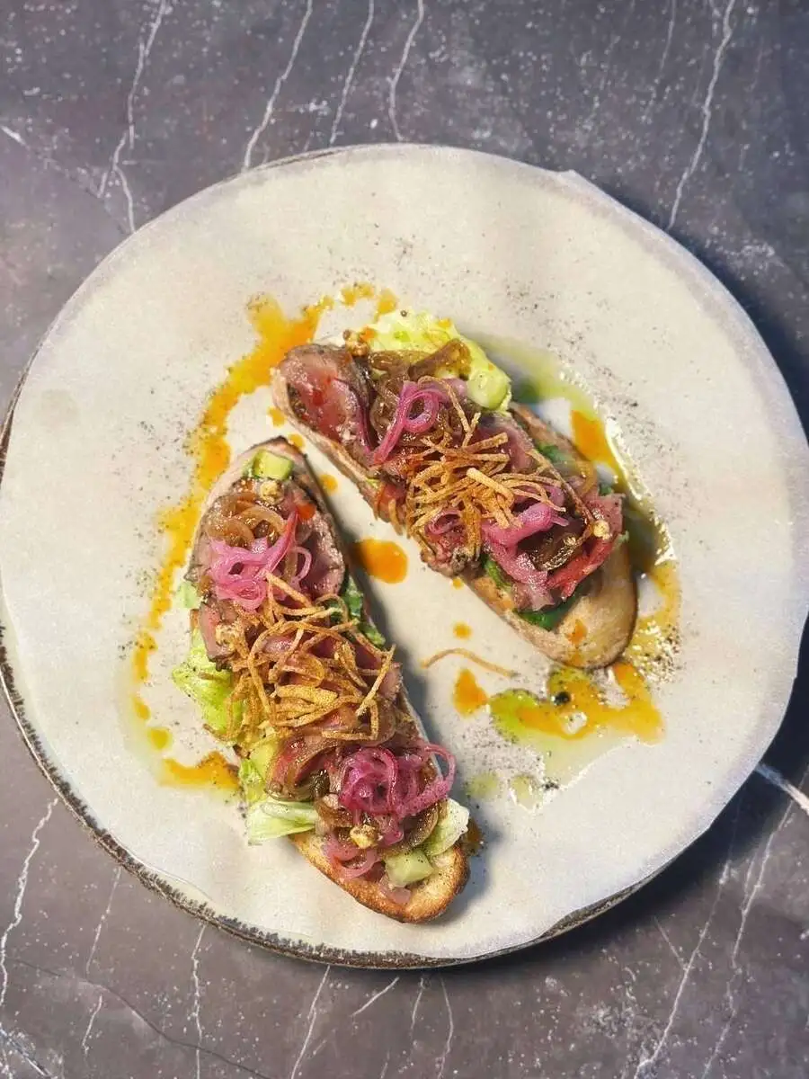 Брускетты с ростбифом и горчичным соусом