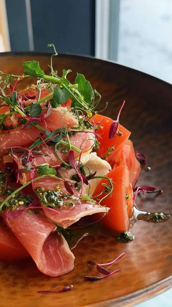 Пармская ветчина, моцарелла и южные томаты
