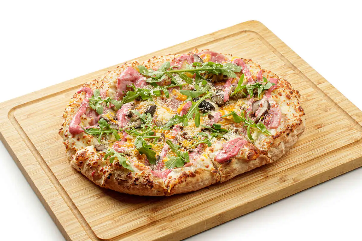 Пицца ветчиной и ягодным айоли