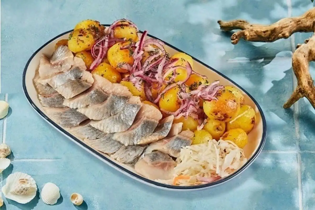 Сельдь с печёным картофелем