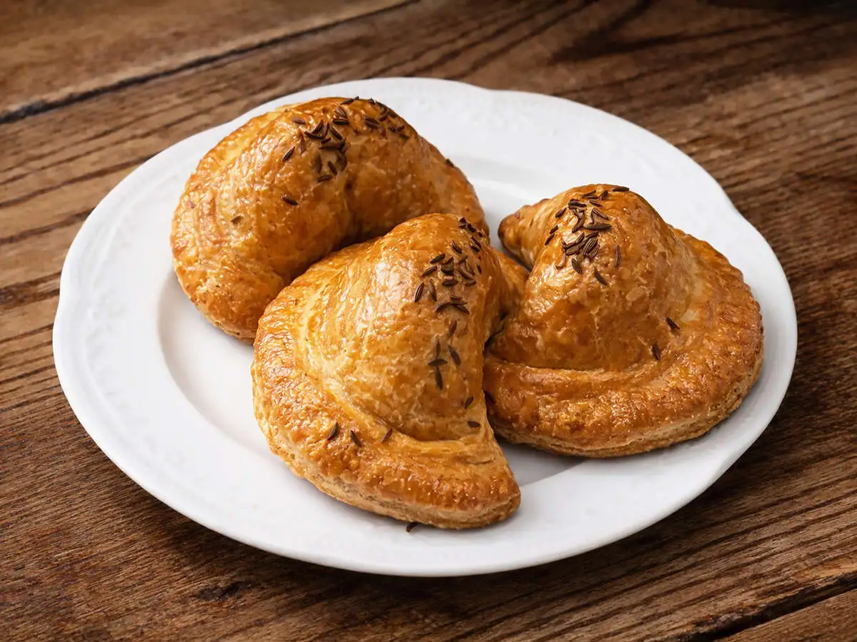 Пирожок с кислой капустой и копченой грудинкой 