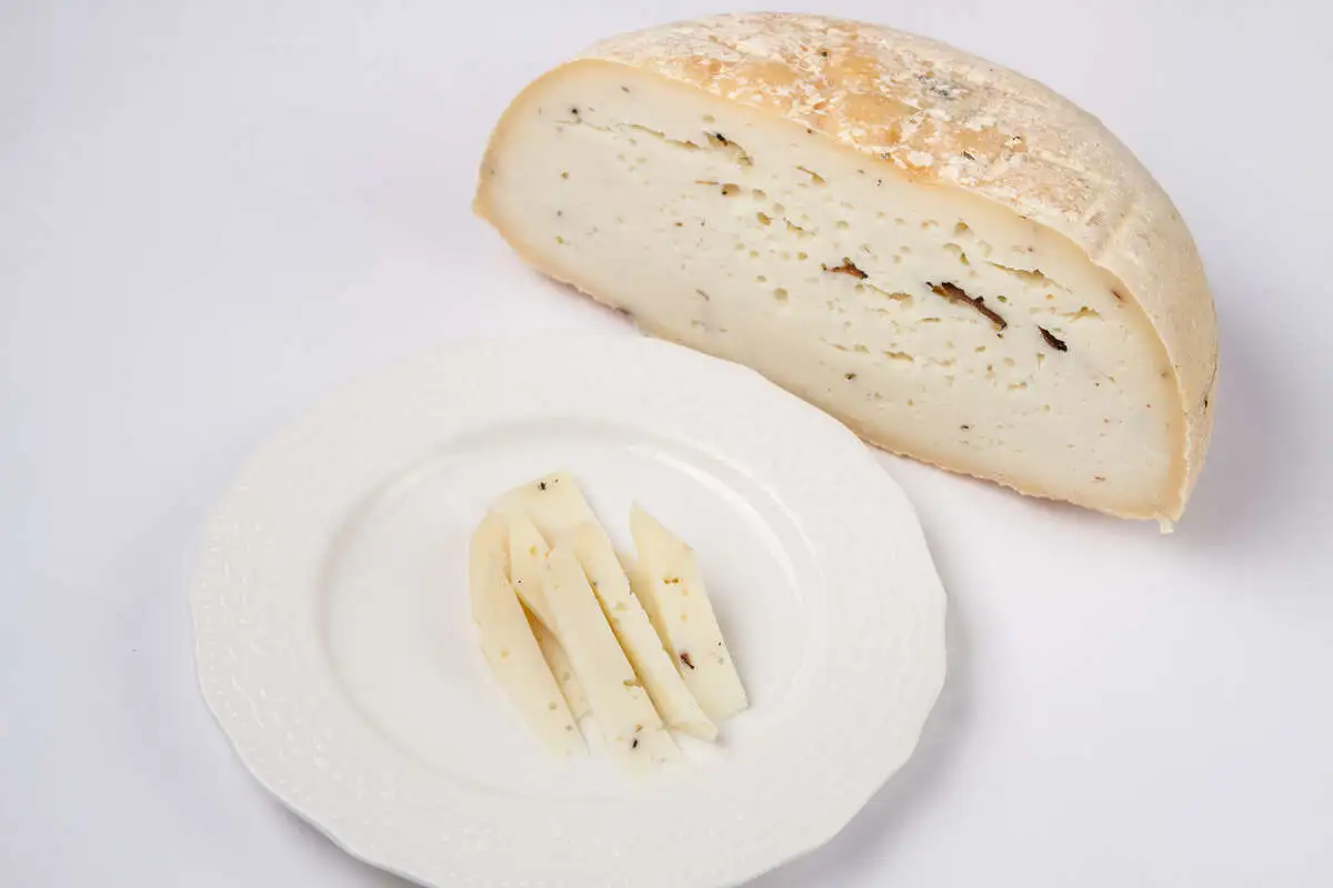 Сыр козий с трюфелем