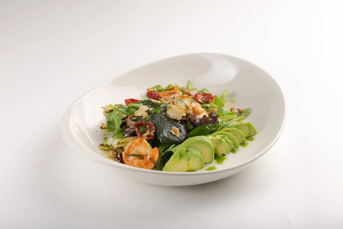 Салат креветки-авокадо