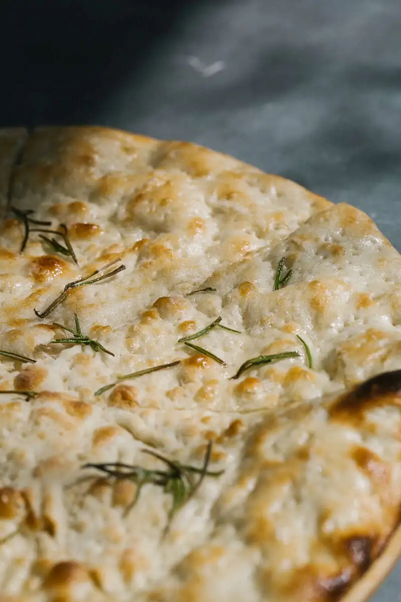 Фоккача с чесноком и розмарином