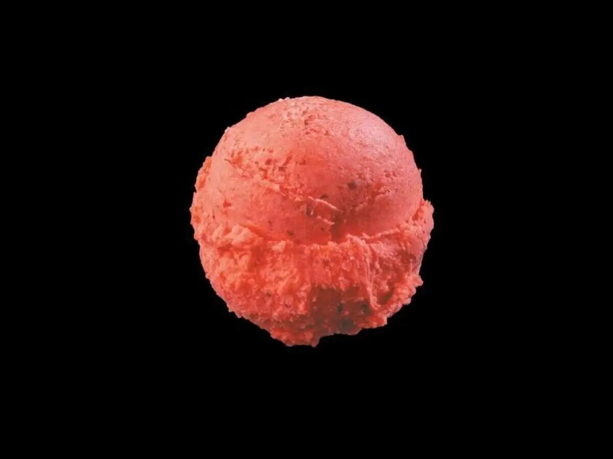 Шарик клубничного мороженого