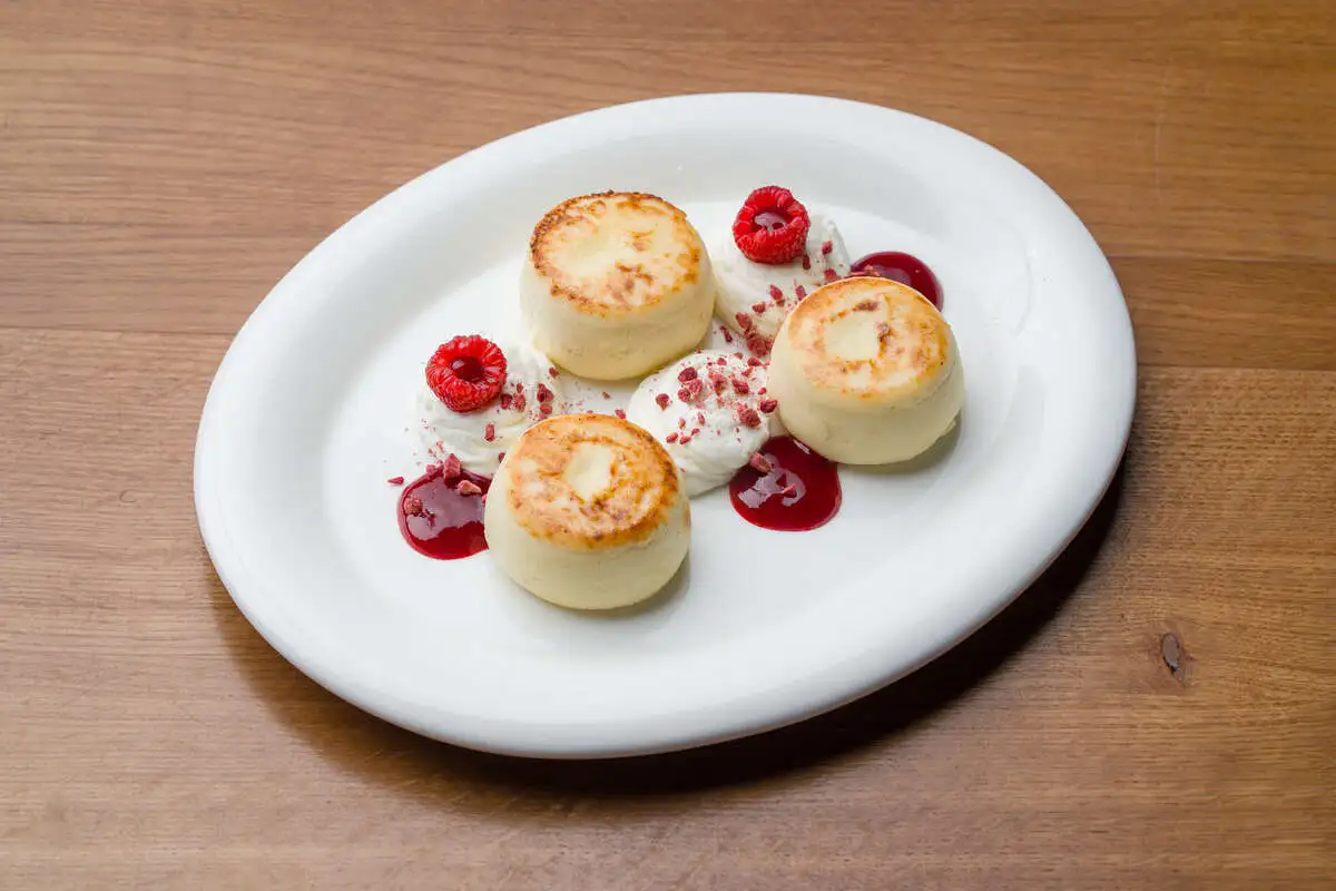 Сырники с кокосовым кремом и малиной