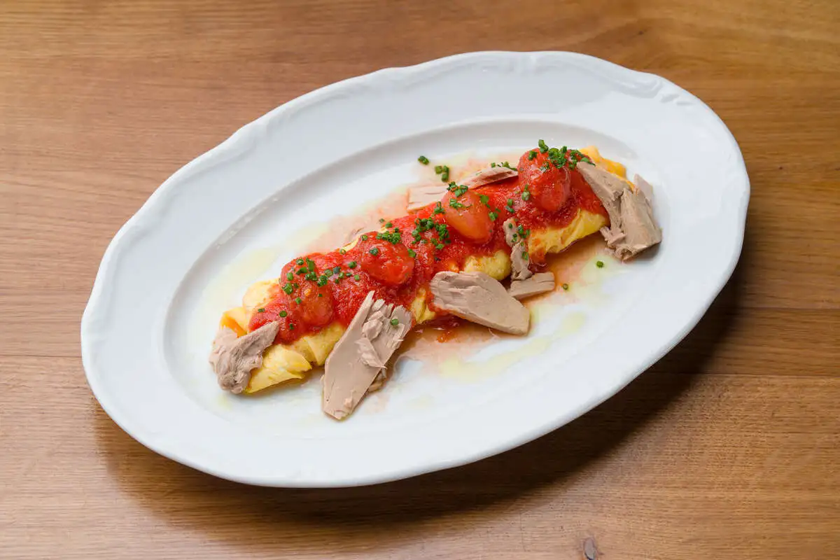 Французский омлет с томатами и тунцом